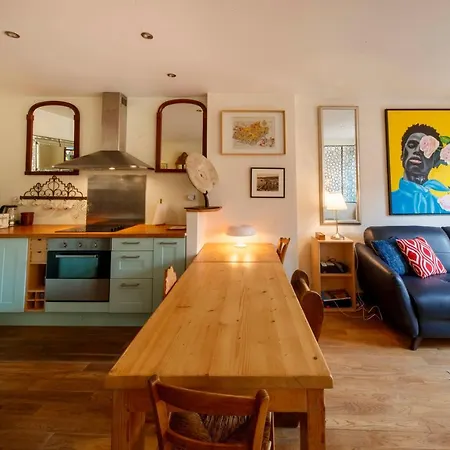 Spacious And Bright Flat Close To The : Heart Of Old Apartman *