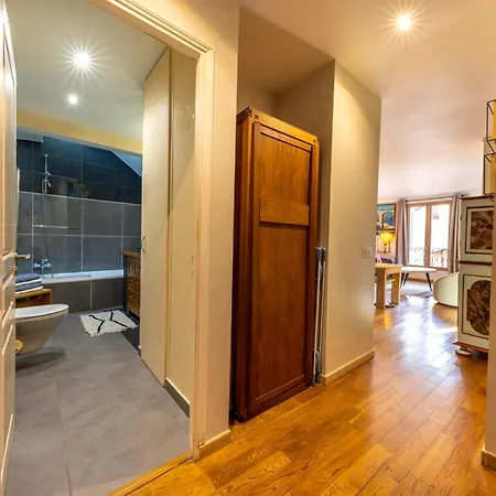 Spacious And Bright Flat Close To The : Heart Of Old Apartment *