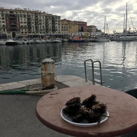 Spacious And Bright Flat Close To The : Heart Of Old Νίκαια