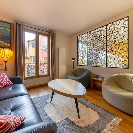 Spacious And Bright Flat Close To The : Heart Of Old